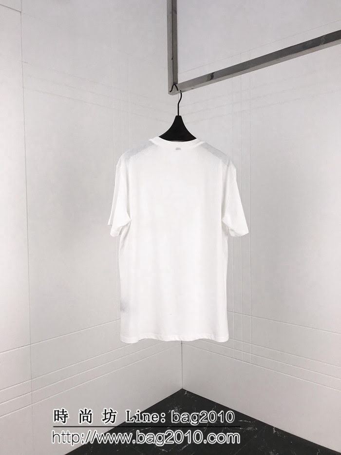 FENDI芬迪 x FLE19早春聯名款 口袋印花 白色短袖 簡約的一款短T 高版本男女同款 ydi2537